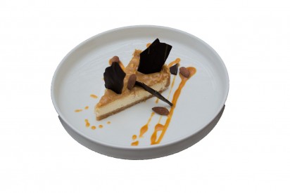 Cheesecake with salt caramel and peanuts