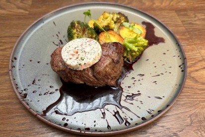 Beef steak with potatoes, broccoli and wine sauce