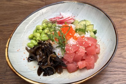 Poke with tuna and strawberry-feijoa sauce