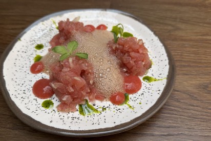 Tuna tartare with blackberry-mint foam and strawberry gel