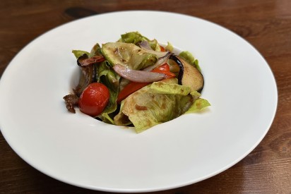 Grilled salad with beef and BBQ sauce