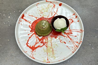 Матча кейк с миндалем и ванильным мороженым