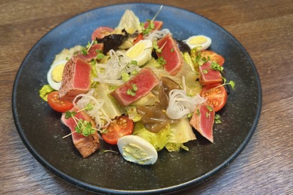 Зеленый салат с тунцом